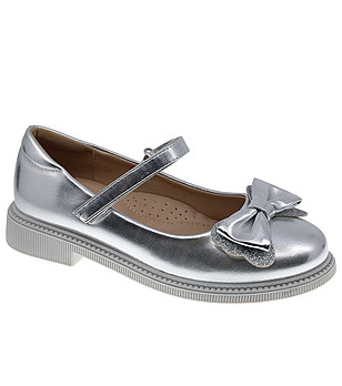 Сребристи детски обувки с панделка снимка