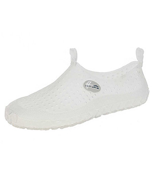 Бели дамски аква обувки снимка