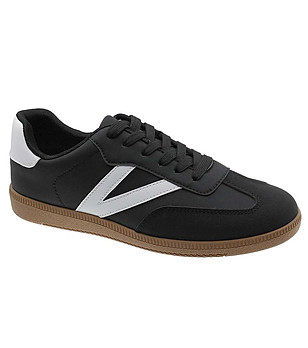 Мъжки кецове в черно и бяло снимка