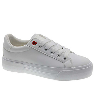 Дамски бели сникърси снимка