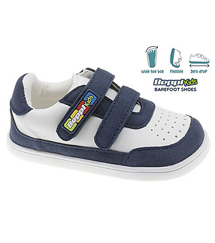 Бебешки обувки в бяло и тъмносиньо снимка