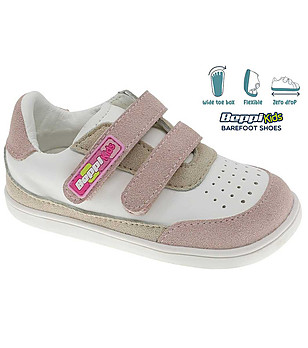 Бебешки обувки в бяло и розово снимка