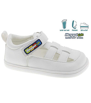 Бели бебешки летни обувки снимка