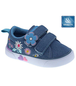 Бебешки обувки в синьо от деним снимка