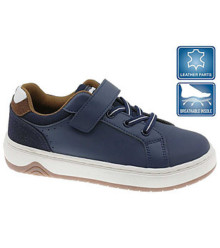 Детски сникърси в тъмносиньо снимка