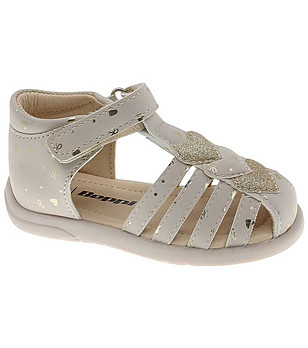 Бежови бебешки сандали с апликация Сърца снимка