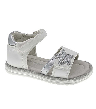 Бели бебешки сандали с глитер ефект снимка