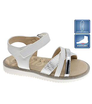 Детски сандали в сребристо снимка