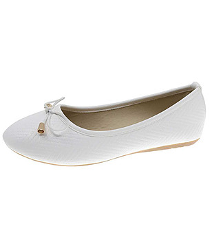 Бели детски балеринки снимка