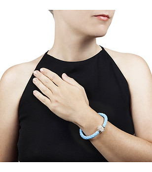 Дамска кожена гривна в светлосиньо с кристали Swarovski снимка