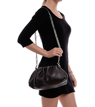 Дамска кожена чанта в кафяв нюанс снимка