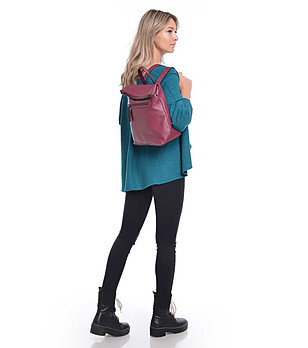 Дамска кожена раница в цвят бордо снимка