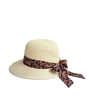 Дамска шапка в екрю с декоративна лента Amaro снимка