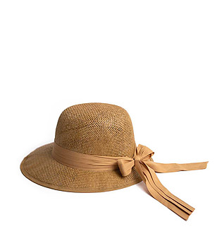 Бежова лятна дамска шапка с асиметрична периферия Alvora снимка