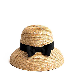 Бежова дамска шапка с черна панделка Calisa снимка