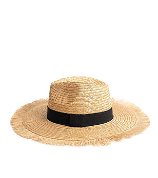 Лятна бежова шапка с черна лента Estra снимка