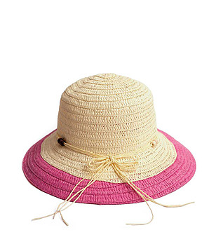 Дамска шапка в екрю и циклама Petra снимка