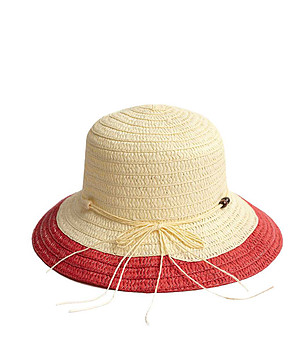 Дамска шапка в екрю и червено Petra снимка