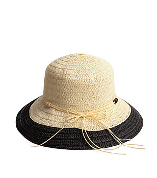 Дамска шапка в екрю и черно Petra снимка