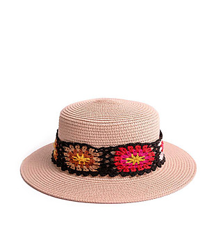 Дамска шапка в цвят пудра с ефектна лента Tilda снимка