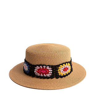 Бежова дамска шапка с ефектна лента Tilda снимка