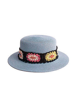 Светлосиня дамска шапка с ефектна лента Tilda снимка