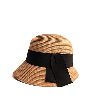 Бежова дамска шапка с черна лента Keller снимка