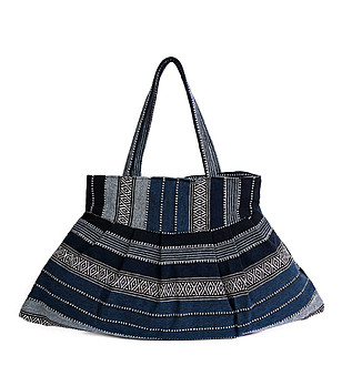 Дамска чанта в черно, тъмносиньо и бяло с етно мотиви Jolene снимка