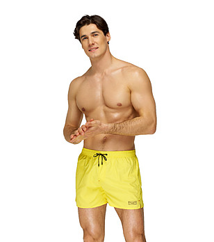 Жълти плажни шорти снимка