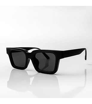 Класически дамски слънчеви очила в черен цвят снимка