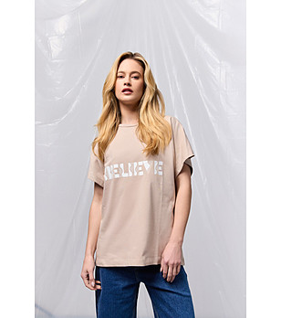 Светлобежова дамска памучна тениска с бял надпис Believe снимка
