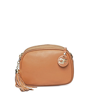 Малка дамска кожена чанта в цвят камел с пискюл Zaria снимка