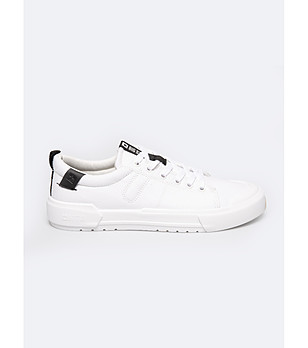 Мъжки кецове в бяло снимка