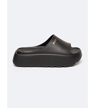 Черни дамски чехли на платформа снимка