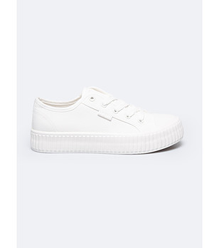 Дамски сникърси в бяло снимка