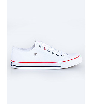 Мъжки кецове в бяло снимка