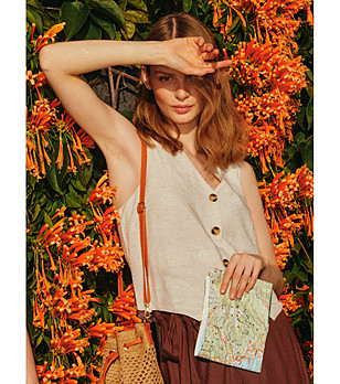 Светлобежов дамски елек снимка