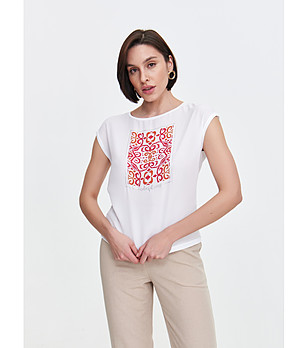 Бяла дамска блуза с щампа снимка