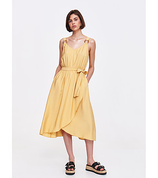 Рокля в жълто  снимка