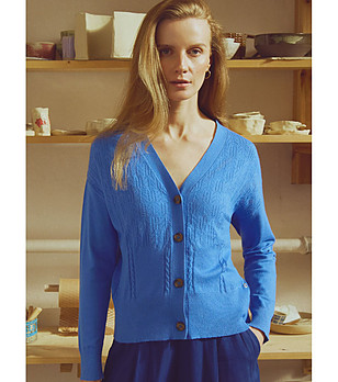 Синя дамска жилетка снимка