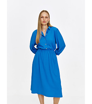 Синя рокля с яка снимка