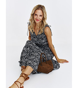 Черна рокля с принт в бяло  снимка