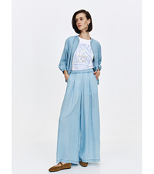 Светлосин широк дамски панталон с деним визия снимка