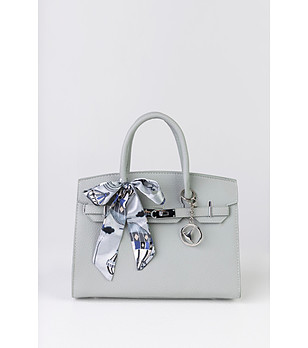 Сива дамска чанта от еко кожа с декорация снимка