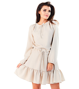 Бежова рокля с дълги ръкави снимка