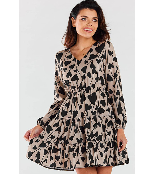 Клоширана рокля в бежово и черно на сърца снимка