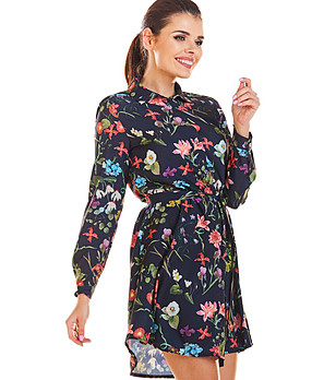 Рокля в тъмносиньо с флорален принт снимка