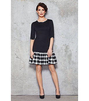 Черна рокля с панел на каре снимка