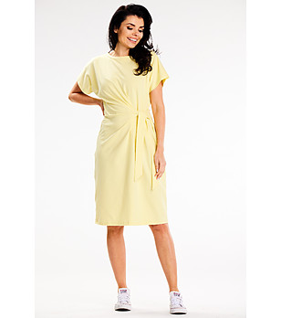 Рокля в светложълто с ефектно усукване снимка