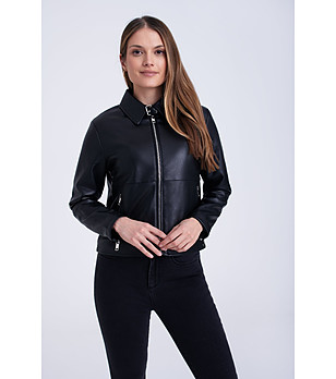 Късо дамско яке в черен цвят от еко кожа снимка